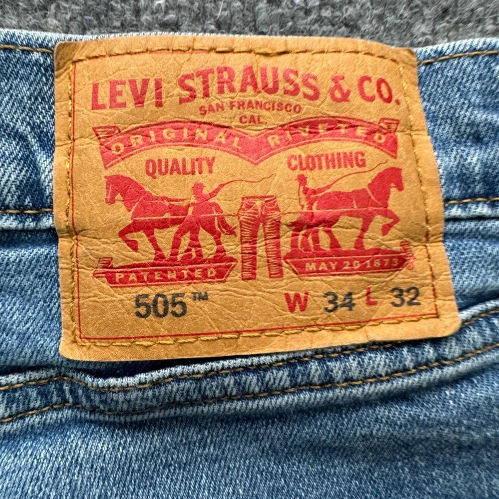 Levi's 505‎ Regular Fit Jeans Mens 34x32 Light Wash Blue 30in Inseam Denim
